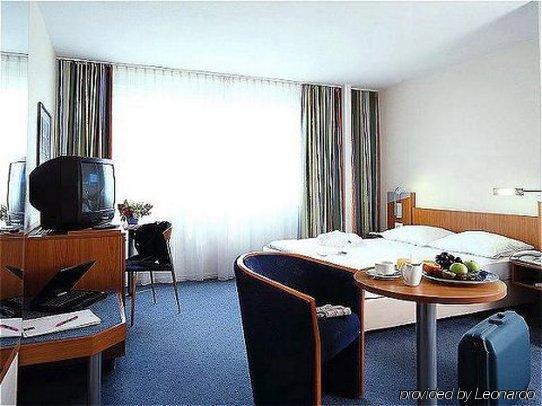 Ramada By Wyndham Hannover Messe Hotel Room photo